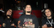 Krisiun posa em frente ao tour bus, em Los Angeles, em março de 2009 - Thronn