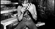 <b>ALBERT HAMMOND JR.</b> - "Foi logo depois de um show solo dele. Ele estava ouvindo Bob Dylan e isso reflete até no resultado da foto. Achei que ele ficou parecido com o Bob." - Valérie Jodoin Keaton