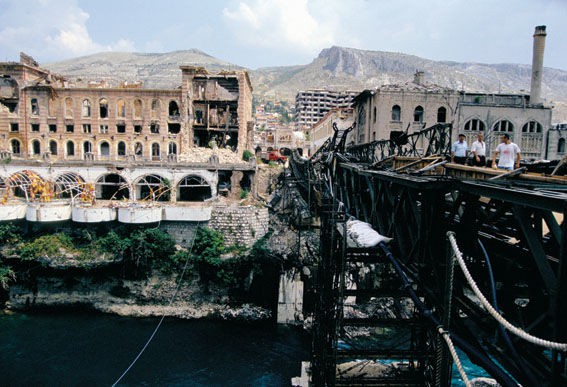 <b>RASTROS DO ÓDIO</b> A ponte Tito, em Mostar, uma das diversas construções destruídas na guerra da Bósnia - Fredy Builes / Reuters