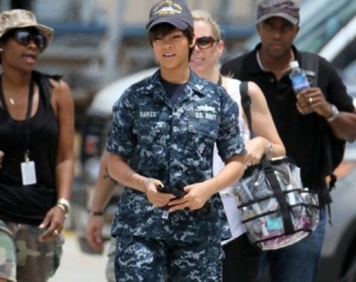 Rihanna no set de <i>Battleship</i> - Reprodução