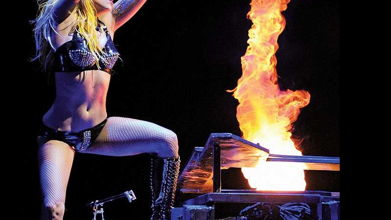 <b>EM CHAMAS</b> Lady Gaga ao piano, em um dos momentos de seu show atual - Steve Granitz