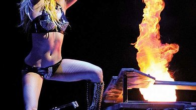 <b>EM CHAMAS</b> Lady Gaga ao piano, em um dos momentos de seu show atual - Steve Granitz