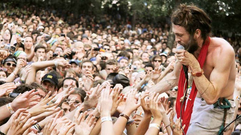 <b>NO CALOR DA HORA</b> Alex Ebert, do <b>Edward Sharpe and the Magnetic Zeros</b>, interage com o público do festival. - Matt Taplinger / Divulgação