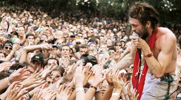 <b>NO CALOR DA HORA</b> Alex Ebert, do <b>Edward Sharpe and the Magnetic Zeros</b>, interage com o público do festival. - Matt Taplinger / Divulgação