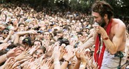 <b>NO CALOR DA HORA</b> Alex Ebert, do <b>Edward Sharpe and the Magnetic Zeros</b>, interage com o público do festival. - Matt Taplinger / Divulgação