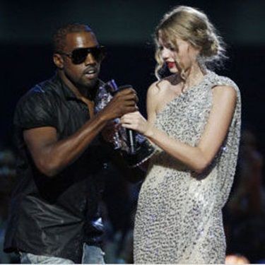 Kanye West e Taylor Swift no VMA de 2009, quando o rapper invadiu o palco e tomou o microfone - AP