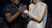 Kanye West e Taylor Swift no VMA de 2009, quando o rapper invadiu o palco e tomou o microfone - AP