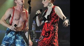 Os vocalistas do Scissor Sisters e seus figurinos extravagantes - AP