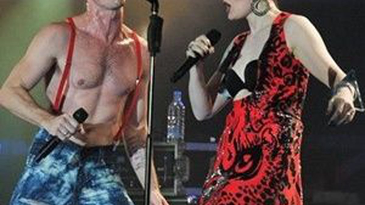 Os vocalistas do Scissor Sisters e seus figurinos extravagantes - AP