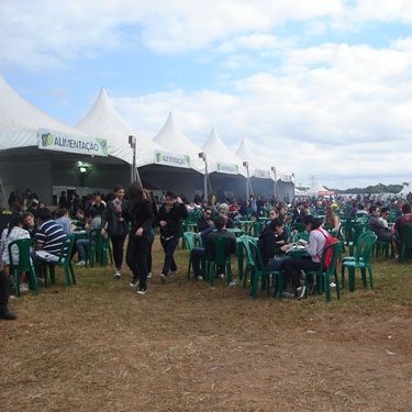 Praça de alimentação do SWU na Arena Maeda - Stella Rodrigues