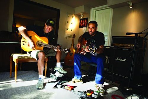 <b>QUASE SÓ</b> Tom Morello em seu estúdio, em Los Angeles, com Ben Harper - PIPER FERGUSON