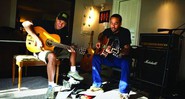 <b>QUASE SÓ</b> Tom Morello em seu estúdio, em Los Angeles, com Ben Harper - PIPER FERGUSON