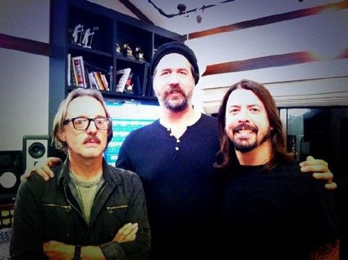 Butch Vig, Krist Novoselic e Dave Grohl durante as gravações do novo disco do Foo Fighters - Reprodução/Twitter Foo Fighters