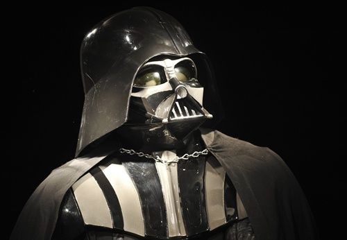 Detalhe da armadura original de Darth Vader que será leiloada - AP