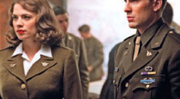 Evans e Hayley Atwell em <i>Captain America: The First Avenger</i> - Reprodução/Entertainment Weekly