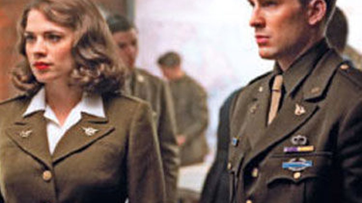 Evans e Hayley Atwell em <i>Captain America: The First Avenger</i> - Reprodução/Entertainment Weekly