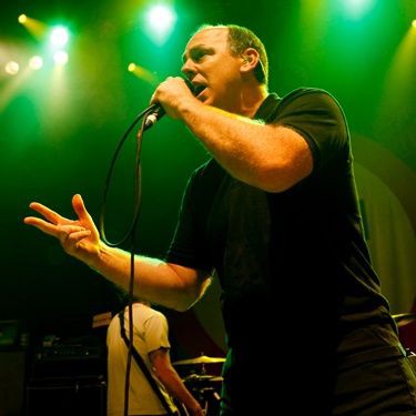 O vocalista Greg Graffin durante um show do Bad Religion; banda completa 30 anos e lança discografia na internet - AP