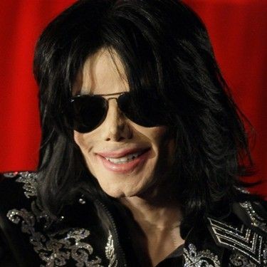 "Breaking News", faixa inédita que estará no disco póstumo de Michael Jackson, gera polêmica: é realmente o Rei do Pop quem canta a letra? - AP