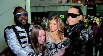 Raianne ao lado de Fergie, Taboo e sendo abraçada por Will.i.am - Divulgação