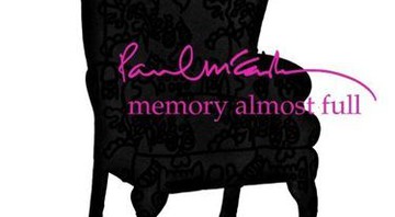 <b>"222"</b>: sobra com clima de jazz, puxada por piano, do álbum <i>Memory Almost Full</i>. Mais tarde, saiu oficialmente nas versões especiais do disco - Reprodução