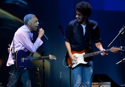 Gilberto Gil ao lado de Bruno Kayapy, guitarrista do trio Macaco Bong - Marcos Hermes