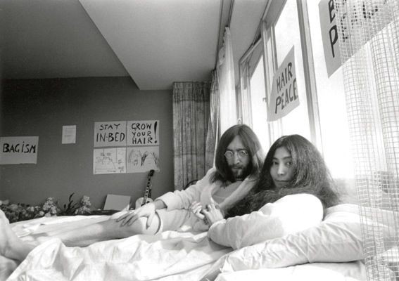 Lennon e Yoko em uma das muitas ações pacifistas que promoveram nos anos 70 - LENONO PHOTO ARCHIVE/DIVULGAÇA