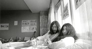 Lennon e Yoko em uma das muitas ações pacifistas que promoveram nos anos 70 - LENONO PHOTO ARCHIVE/DIVULGAÇA