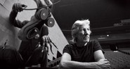 O boneco do "Professor" se avulta, e Roger Waters dá um tempo nos ensaios de The Wall, no Izod Center, em Nova Jersey (EUA) - FOTO DANNY CLINCH