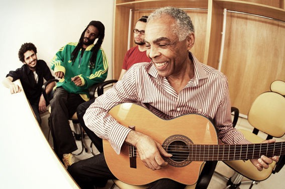 Gilberto Gil puxa as músicas ao violão para a alegria de Bruno Kayapy, Ynaiã Benthroldo e Ney Hugo (a partir da esq.) - MARCOS HERMES