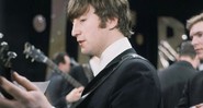 John Lennon nos bastidores do <i>Ed Sullivan Show</i>, em Nova York, em fevereiro de 1964 - AP