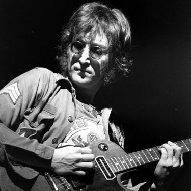 John Lennon no show One to One, concerto beneficente em favor de crianças com problemas mentais, no Madison Square Garden, em Nova York, em 30 de agosto de 1972 - AP