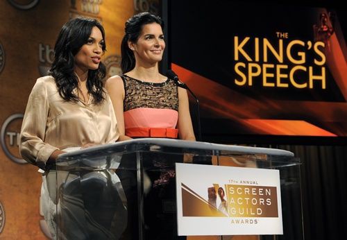 Rosario Dawson e Angie Harmon anunciando uma das indicações de <i>O Discurso do Rei</i> ao SAG Awards - AP