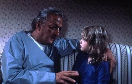 Drew Barrymore e George C. Scott em cena de <i>Chamas da Vingança</i>, o original - Reprodução