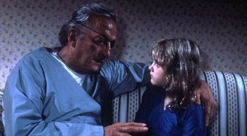 Drew Barrymore e George C. Scott em cena de <i>Chamas da Vingança</i>, o original - Reprodução