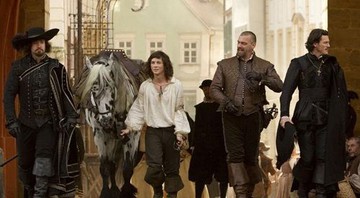 Matthew Macfadyen (na pele do mosqueteiro Athos), Logan Lerman (D'Artagnan), Ray Stevenson (Porthos) e Luke Evans (Aramis) em <i>Os Três Mosqueteiros</i> - Reprodução/Comingsoon.net