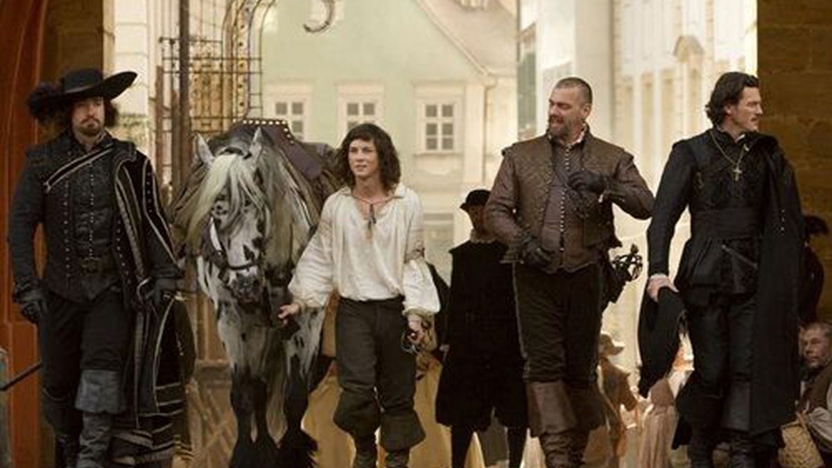 Matthew Macfadyen (na pele do mosqueteiro Athos), Logan Lerman (D'Artagnan), Ray Stevenson (Porthos) e Luke Evans (Aramis) em <i>Os Três Mosqueteiros</i> - Reprodução/Comingsoon.net