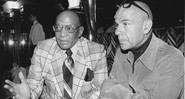 Jesse Owens e Bud Greenspan em 1979 - AP