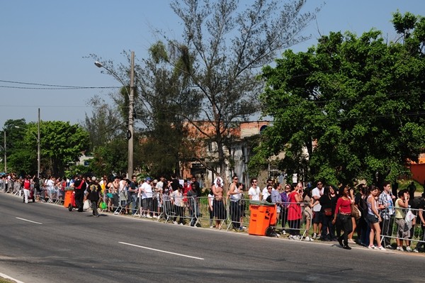 Público aguarda na fila para entrar no Rock in Rio. Apesar da previsão, sol está forte na Barra da Tijuca, onde fica a Cidade do Rock - Carolina Vianna