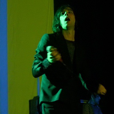 Bobby Gillespie é desajeitado, porém elegante e cool no palco - Renato Bras/Divulgação