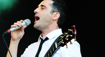 Jorge Drexler, de camisa e gravata, chamou o público para cantar "Ao Otro Lado del Rio" - Carolina Vianna