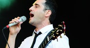 Jorge Drexler, de camisa e gravata, chamou o público para cantar "Ao Otro Lado del Rio" - Carolina Vianna