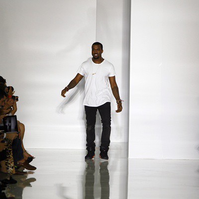 Kanye West é criticado por coleção de roupas - Foto: AP