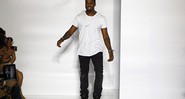 Kanye West é criticado por coleção de roupas - Foto: AP