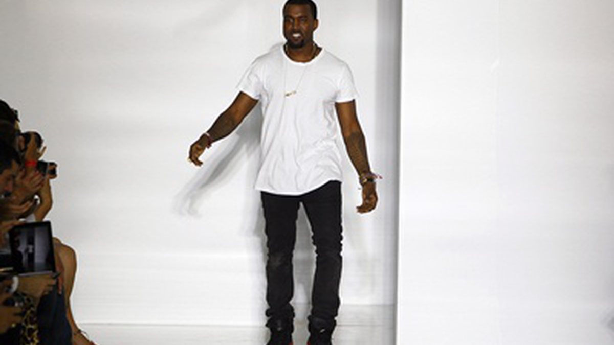 Kanye West é criticado por coleção de roupas - Foto: AP