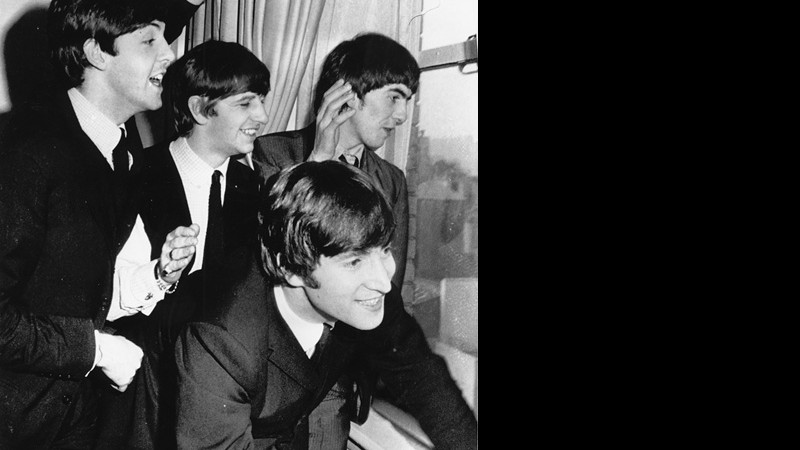 Os Beatles acenam aos fãs da janela do Plaza hotel depois de chegarem a Nova York, em fevereiro de 1964

 - AP