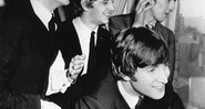 Os Beatles acenam aos fãs da janela do Plaza hotel depois de chegarem a Nova York, em fevereiro de 1964

 - AP