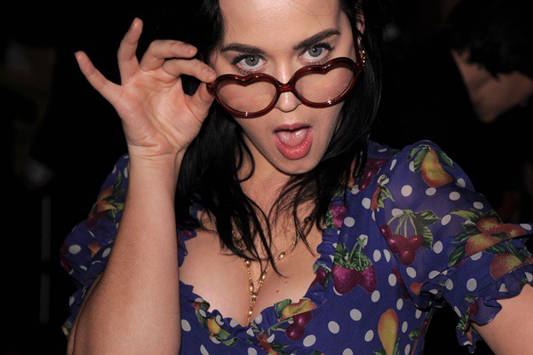 Katy Perry é conhecida pela sua irreverência que mistura ingenuidade e sensualidade desde o início de sua carreira, como nesta foto de 2008 - Foto: AP