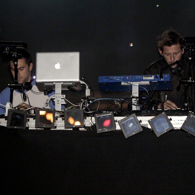 O Groove Armada ficou com a difícil missão de fechar o Planeta Terra Festival 2011. Porém, há algum tempo a dupla não faz mais shows, apenas DJ sets. Foi assim que Tom Findlay e Andy Cato se apresentaram no Indie Stage. - Foto: Adri Felden/Argosfoto/Divulgação