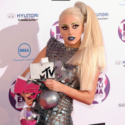 Lady Gaga com os prêmios que recebeu no EMA 2011 - Foto: AP