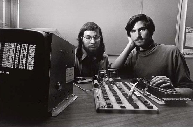 <b>TIME DOS SONHOS</b> Steve Wozniak, o engenheiro, e Steve Jobs, o visionário, com o Apple I em 1976 - Cortesia da Apple